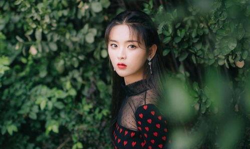 杨超越个人资料多高,身高揭秘，这位人气偶像的身材比例令人羡慕